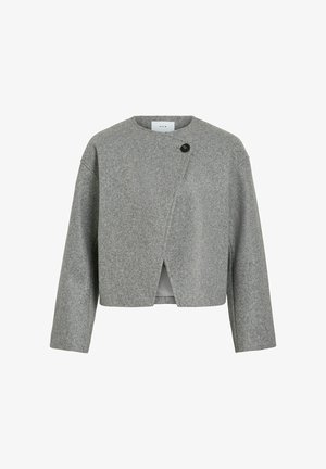 Graue, verkürzte Wolljacke mit langen Ärmeln, asymmetrischer Frontöffnung, die mit einem einzelnen schwarzen Knopf nahe dem Ausschnitt gesichert ist.