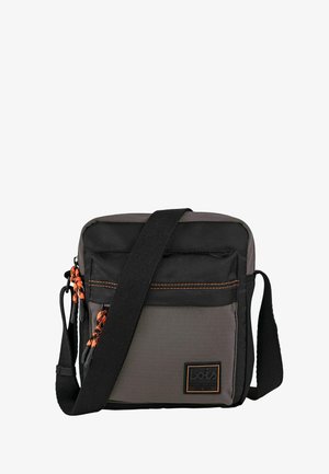 Bolsa de mensajero en gris y negro con correa ajustable, bolsillo exterior con cremallera y detalles naranjas en los tiradores de cordón. Cuenta con un parche con el logo.