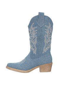 Bota vaquera de denim azul con punta afilada, patrones de llamas bordados en el tubo y un tacón bajo de madera.