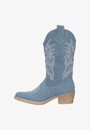 Niebieski dżinsowy but kowbojski z wąskim noskiem, haftowanymi wzorami płomieni na cholewce oraz niskim drewnianym obcasem.