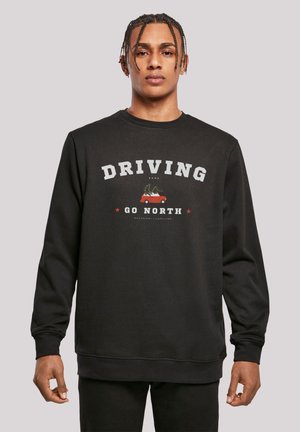 Schwarzer Sweatshirt mit langen Ärmeln, Rundhalsausschnitt und bedrucktem Text. Das Design zeigt eine Grafik eines Autos mit Bäumen und roten Akzenten.