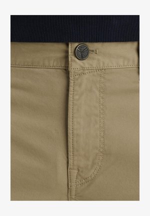 Beige katoenen broek met een gladde textuur en tonale stiksels. Voorzien van een knoopsluiting en details van een zijzak.