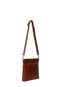 Brązowa skórzana torba crossbody o gładkiej fakturze, z pionowym szwem, zewnętrzną kieszenią na zamek oraz regulowanym paskiem.