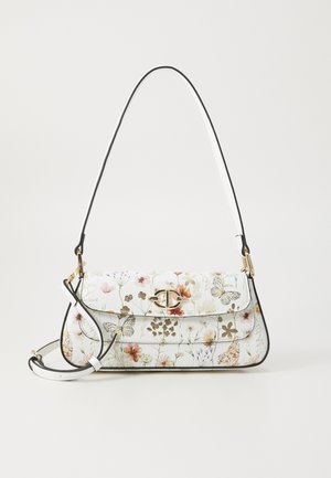 Weiße Leder-Schultertasche mit Blumen- und Schmetterlingsmuster, goldfarbenem Drehverschluss und verstellbarem, schwarz abgesetztem Riemen.