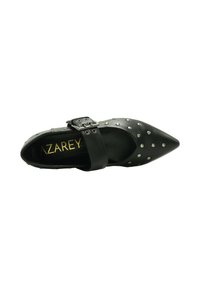 Zapato plano negro con punta puntiaguda, tachuelas plateadas y una correa ancha con hebilla en la parte superior, con la marca AZAREY en dorado en el interior.
