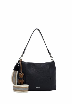 Svart läderhandväska med texturerad yta, utrustad med ett avtagbart band med randigt mönster och en nallebjörn-charm.