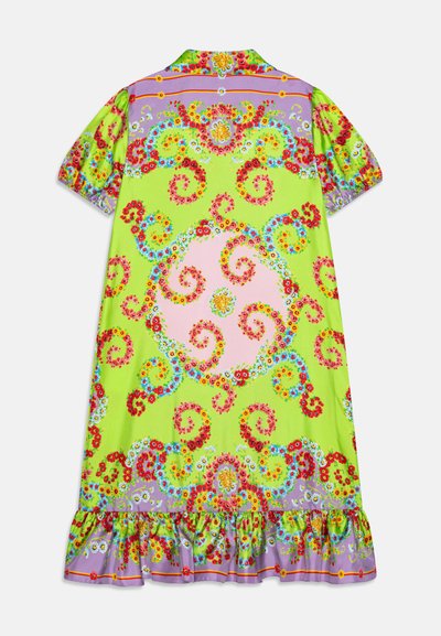Vestido de manga corta en tejido verde brillante con patrones de remolinos florales, centro rosa y dobladillo con volantes en púrpura. Diseño con cuello.