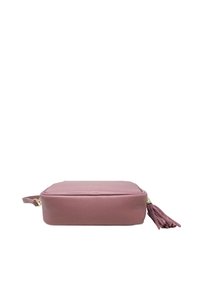 Pouch rettangolare in pelle rosa con una superficie testurizzata, hardware dorato e una nappina decorativa attaccata a un lato.