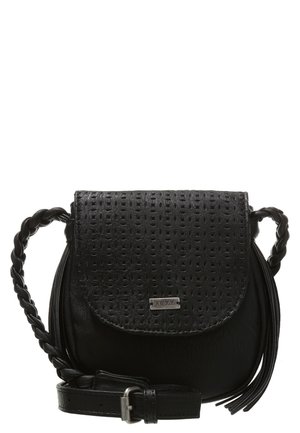 Sac bandoulière en cuir noir avec bandoulière tressée, rabat perforé, détail pompon et petite plaque métallique avec logo à l'avant.