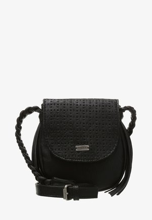 Sac bandoulière en cuir noir avec bandoulière tressée, rabat perforé, détail pompon et petite plaque métallique avec logo à l'avant.