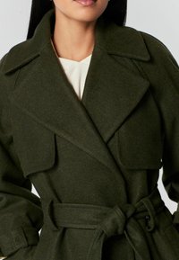 Next TRENCH STYLE PETITE.  - Klassisk frakke - khaki green