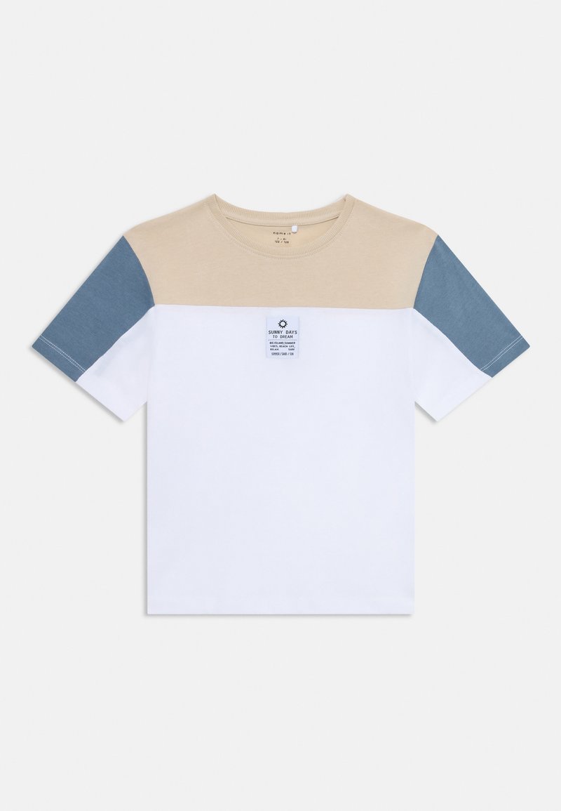 T-shirt de manga curta em branco, bege e azul claro. Tecido de algodão com um design de blocos de cor curvados e uma etiqueta na frente.