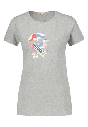 Szara koszulka z grafiką mewy w pasiastym t-shircie na leżaku, pod parasolem plażowym, z torbą, ręcznikiem i latającymi ptakami.