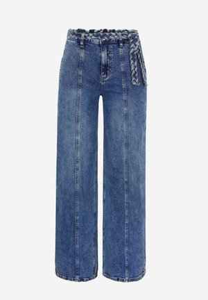 Jean denim bleu à taille haute, jambes larges, avec coutures frontales et ceinture en denim tressé nouée à la taille.