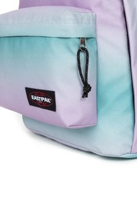 Zaino multicolore con una sfumatura che va da lavanda chiaro a verde menta, dotato di una tasca frontale, chiusura a cerniera e patch con logo Eastpak.
