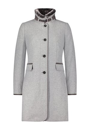 Grauer Wollmantel mit hohem Kragen, ausgestattet mit einem Kunstpelzfutter, sechs schwarzen Knöpfen und braunen Zierleisten an Taschen und Ärmelbündchen.