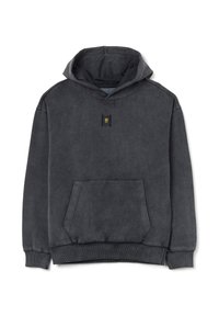 Sudadera gris de mezcla de algodón, con un bolsillo tipo canguro, textura suave, puños acanalados y una pequeña etiqueta negra con un gráfico de mano amarilla.