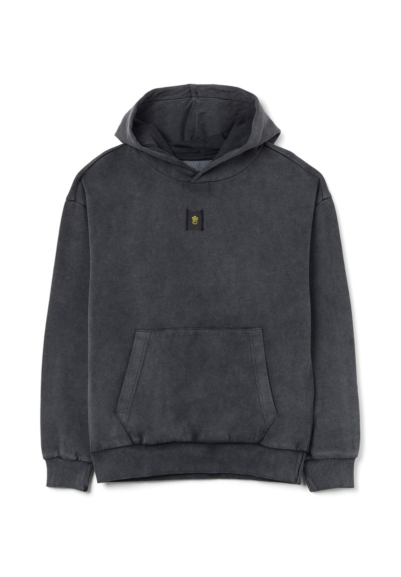 Sudadera gris de mezcla de algodón, con un bolsillo tipo canguro, textura suave, puños acanalados y una pequeña etiqueta negra con un gráfico de mano amarilla.