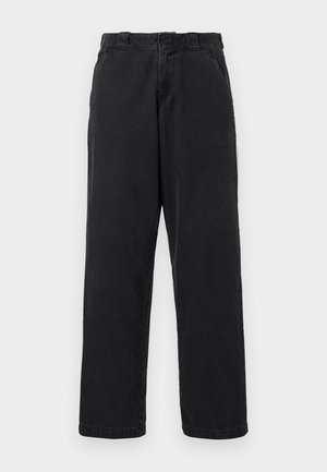 Pantaloni neri in cotone con taglio dritto, dotati di cintura, passanti per la cintura e tasche laterali. Il tessuto ha una texture liscia.