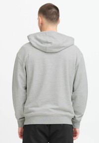 Grå hettegenser med avslappet passform, ribbestrikkede mansjetter og kant, myk tekstur og en stor hette bak. Uformell design.