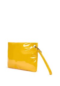 Clutch in pelle verniciata gialla, di forma rettangolare, con superficie lucida, occhiello in metallo e tracolla removibile.