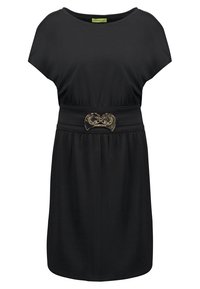 Robe noire à manches courtes avec une large ceinture ornée d'une boucle décorative dorée avec deux motifs de dragon.