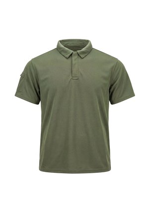 Koszulka polo w kolorze oliwkowym, z krótkim rękawem, kołnierzykiem i ukrytą listwą na guziki, na białym tle.