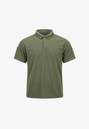 Koszulka polo w kolorze oliwkowym, z krótkim rękawem, kołnierzykiem i ukrytą listwą na guziki, na białym tle.