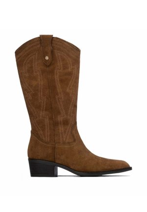 Bota occidental de ante marrón hasta la mitad de la pantorrilla con costuras decorativas, una correa para tirar en la parte superior y un tacón bajo apilado.