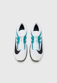 Weiße Sportschuhe mit strukturierter Oberfläche, türkisfarbenen Akzenten, schwarzem Nike-Logo und schwarzer Sohle. Verfügt über verstellbare weiße Schnürsenkel und gepolsterten Kragen.