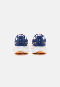 Chaussures de sport bleues avec semelles blanches, dotées d'accents orange, d'un upper en mesh respirant et d'un design lisse et courbé.