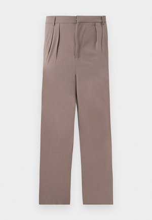 Pantalon sur mesure taupe taille haute avec plis à l'avant, jambes droites, et fermeture éclair dissimulée à l'avant.