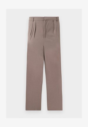 Pantalon sur mesure taupe taille haute avec plis à l'avant, jambes droites, et fermeture éclair dissimulée à l'avant.