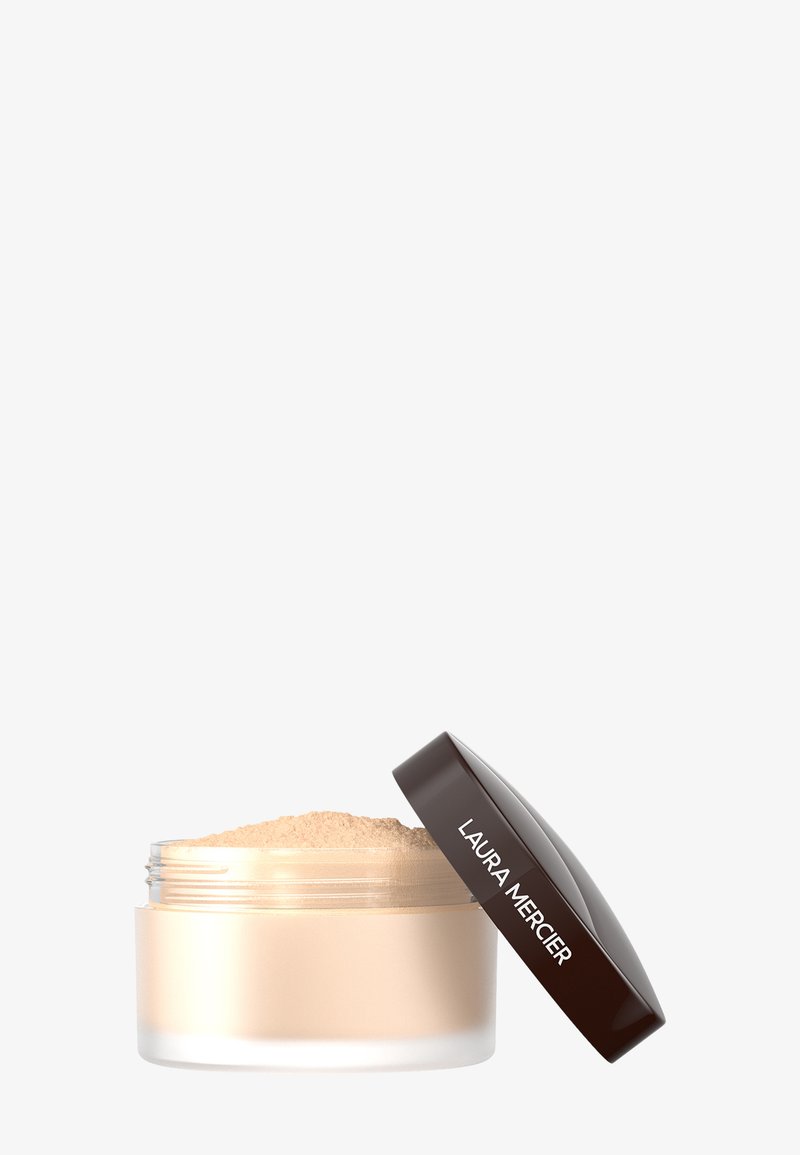 Translucent setting powder i en klar krukke med en beige bunn og et mørkebrunt lokk. Pulveret synlig, med en glatt tekstur. Merkenavnet synlig.
