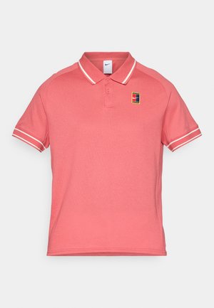 Polo majica v svetlo roza barvi z teksturiranim vzorcem, belim ovratnikom in črtami na rokavih ter majhnim logotipom na prsih.