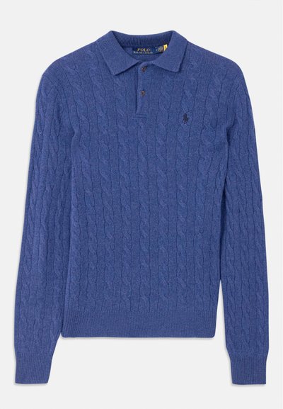 Camisa polo de malha azul com mangas longas, apresentando colarinho, três botões, punhos e bainha canelados, e um pequeno logotipo no peito.