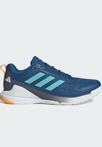 Scarpa da corsa blu con strisce teal, occhiello arancione sul tallone, suola bianca e tomaia in tessuto texturizzato per uso atletico.