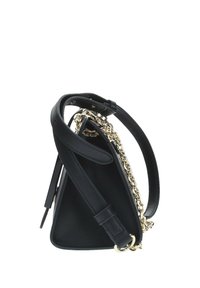 Borsa a tracolla triangolare nera con superficie texture, caratterizzata da un accento in catena dorata e una tracolla regolabile. La vista laterale evidenzia la struttura e il design.