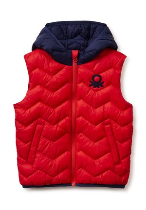 Rode gewatteerde mouwloze bodywarmer met blauwe capuchon, ritssluiting aan de voorkant, twee zijzakken en een zwart logo op de linkerborst.