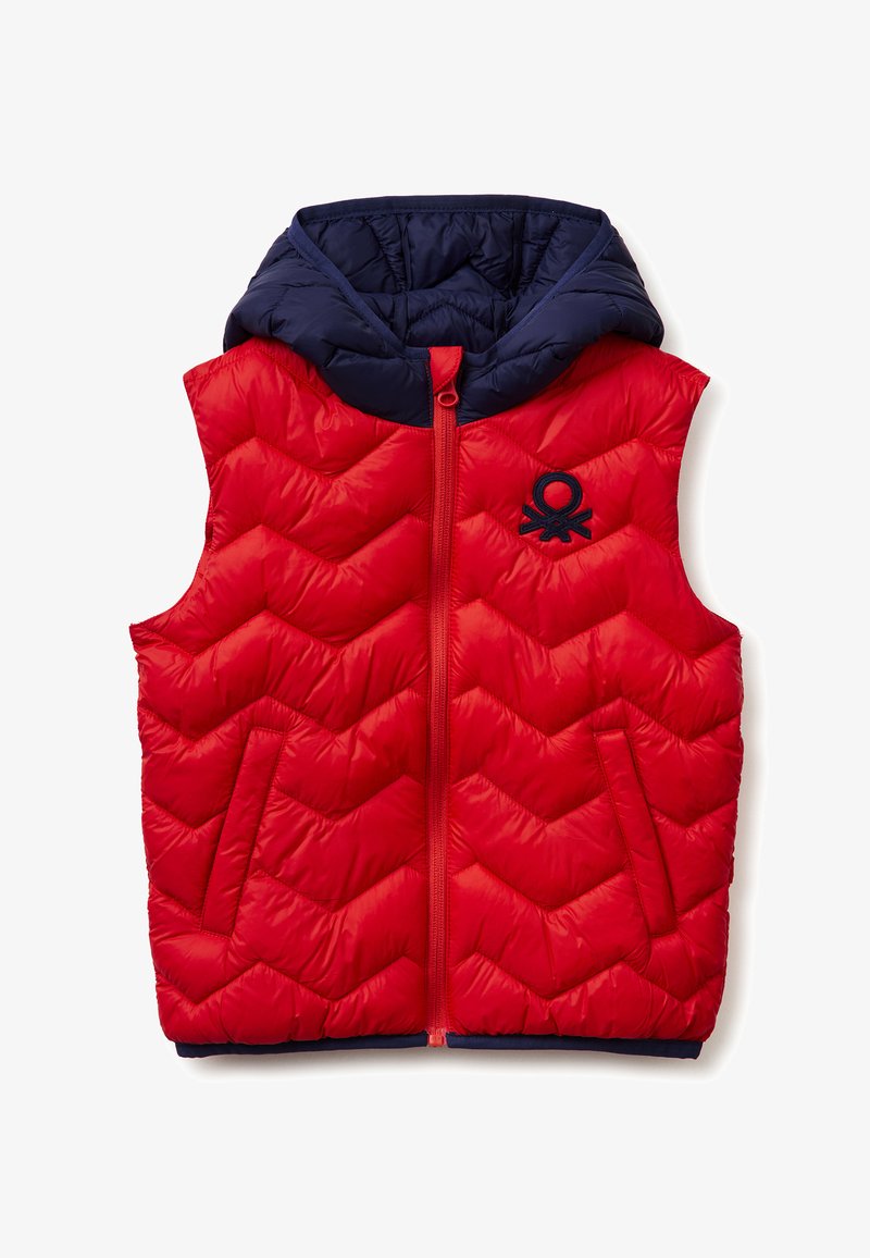 Gilet imbottito senza maniche rosso con cappuccio blu navy, cerniera frontale, due tasche laterali e logo nero sul petto a sinistra.