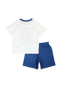 T-shirt en coton blanc avec un col bleu et shorts en coton bleu. Le design présente une coupe simple et classique adaptée à un style décontracté.
