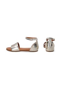 Metallisch silberne Sandalen mit breitem Vorderband und Knöchelriemen. Glatte Textur mit verstellbarem Schnallenverschluss und flacher Sohle.