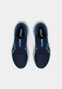 Baskets de course marines avec un dessus en mesh respirant, des accents bleu clair, des lacets plats et une semelle rembourrée pour plus de confort pendant les entraînements.