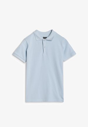 Polo bleu clair à manches courtes avec deux boutons et un col côtelé, posé à plat sur un fond blanc.