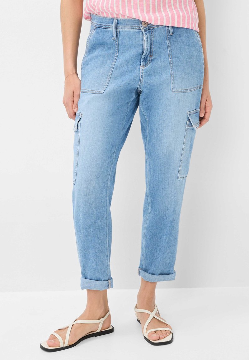 Lichtblauwe denim cargo broek met een ontspannen pasvorm, met voorkeislopen, een kle pocket aan de zijkant en omgeslagen mouwen.