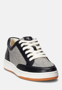 Svart och vit rutigt sneakers med lädertåhätta, runda snören och gummisula. Har en logotyp på tungan och texturerade paneler.