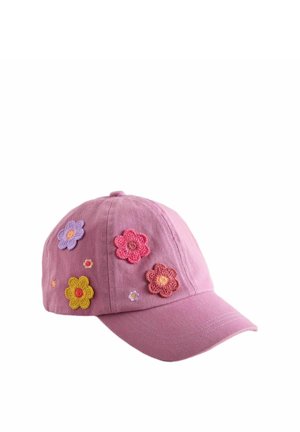 Casquette de baseball rose décorée de patchs en crochet colorés en forme de fleurs jaunes, violettes, rouges et orange sur les panneaux latéraux.