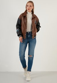 LELA LOOSE FIT - Imitatieleren jas - brown