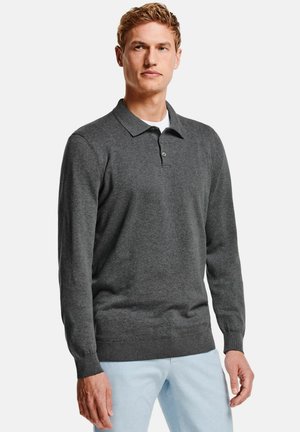 Polo gris foncé à manches longues avec col, doté d'une patte de boutonnage à quatre boutons et de poignets côtelés. Tissu doux et texturé avec une coupe ajustée.