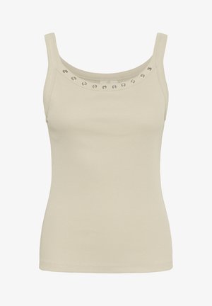 Beige geribbelde tanktop met dunne bandjes en een ronde halslijn, versierd met metalen studs die langs de kraag zijn gerangschikt.